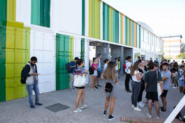 Alumnado esperando entrar al III Encuentro de Bienvenida para los participantes del "Buddy Program". Jardín Botánico. Octubre de 2019