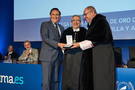 Entrega de la Medalla de Oro de la Universidad de Málaga a la Universidad de Córdoba. Paraninfo. Junio de 2023