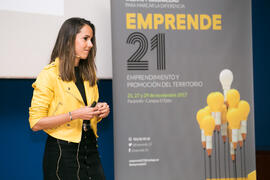 Míriam García imparte la conferencia "Emprendimiento y promoción del territorio" junto a Sara Carmona. Seminario "Emprende 21". Paraninfo. Noviembre de 2017