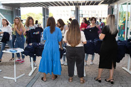 Entrega de camisetas. III Encuentro de Bienvenida para los participantes del "Buddy Program". Jardín Botánico. Octubre de 2019