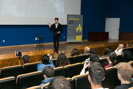 David Meca pronuncia su conferencia "Gestión del talento". Seminario "Emprende 21". Paraninfo. Noviembre de 2017