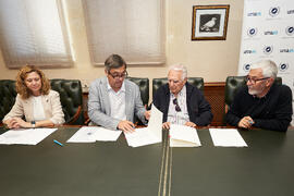 Firma de la donación del archivo fotográfico y de cine de Antonio España a la Universidad de Málaga. Edificio del Rectorado. Abril de 2025