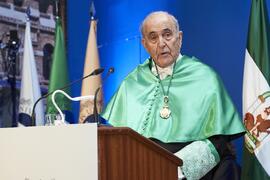 Luis Enrique de la Villa en su investidura como Doctor "Honoris Causa" por la Universidad de Málaga. Paraninfo. Octubre de 2024