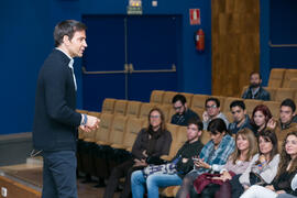 David Meca pronuncia su conferencia "Gestión del talento". Seminario "Emprende 21". Paraninfo. Noviembre de 2017