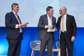 Entrega a Antonio Banderas de la distinción "Oikonomos" de la Facultad de Ciencias Económicas y Empresariales de la Universidad de Málaga. Paraninfo. Diciembre de 2024