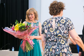 La soprano Ascensión Padilla tras su actuación. Graduación y clausura del curso del Aula de Mayores de la Universidad de Málaga. Campus de Teatinos. Junio de 2018