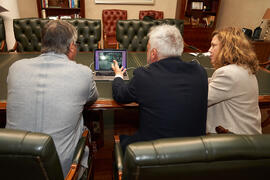 Firma de la donación del archivo fotográfico y de cine de Antonio España a la Universidad de Málaga. Edificio del Rectorado. Abril de 2025