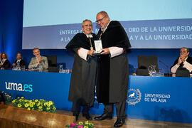 Entrega de la Medalla de Oro de la Universidad de Málaga a la Universidad de Córdoba. Paraninfo. Junio de 2023