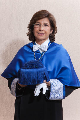 Retratos de D.ª Victoria Atencia García como Doctora "Honoris Causa" por la Universidad...