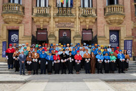 Foto de grupo tras la entrega de la Medalla de Oro de la Universidad de Córdoba a la Universidad ...