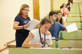 Examen en el aula Magna de la Facultad de Económicas y Empresariales. Olimpiada Española de Economía, Fase Nacional. Málaga. Junio de 2015