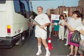 José Palacios portando la llama olímpica en su paso por Málaga. Julio de 1992