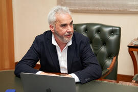 Vicente Martínez. Firma de la donación del archivo fotográfico y de cine de Antonio España a la Universidad de Málaga. Edificio del Rectorado. Abril de 2025