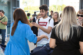 Entrega de camisetas. III Encuentro de Bienvenida para los participantes del "Buddy Program". Jardín Botánico. Octubre de 2019