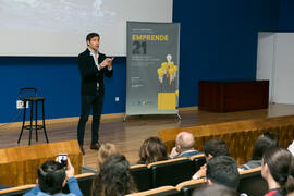 David Meca pronuncia su conferencia "Gestión del talento". Seminario "Emprende 21". Paraninfo. Noviembre de 2017