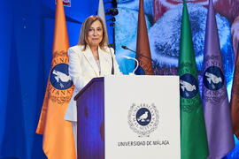 Francisca María García Lopera. Entrega de la distinción "Oikonomos" de la Facultad de Ciencias Económicas y Empresariales de la Universidad de Málaga. Paraninfo. Diciembre de 2024